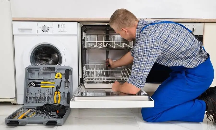 Selçuk Gorenje servisi teknisyen ekibi beyaz eşya tamiri yaparken